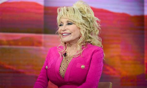 Dolly Parton Finally Reveals Whether or Not Her Breasts Are。